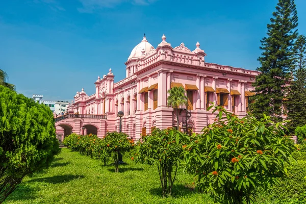 Vue sur le jardin du palais moghol - Ahsan Manzil à Dacca, Bangladesh — Photo