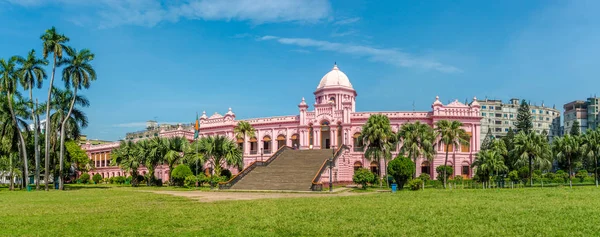 Vista panorámica del Palacio de Mughal - Ahsan Manzil en Daca, Bangladesh — Foto de Stock