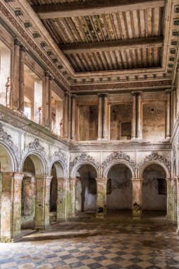 Sonargaon, Bangladeş 'teki Panam Nagar caddesindeki terk edilmiş evin iç görüntüsü