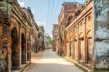 Sonargaon, Bangladeş 'teki Panam Nagar caddesinde terk edilmiş eski evler.