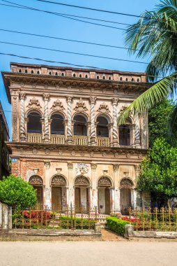 Sonargaon, Bangladeş 'teki Panam Nagar caddesinde terk edilmiş eski bir ev.