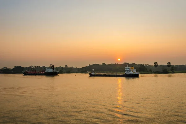 Vue du matin sur les bateaux et les rives de la rivière Katcha près de Sundarbans — Photo