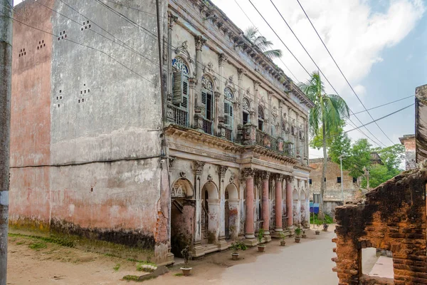 Blick auf die alten, verlassenen Häuser auf der Straße panam nagar in sonargaon - bangladesh — Stockfoto