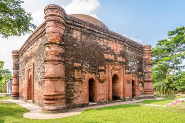 Bagerhat-Bangladeş 'teki Chunakhola Camii' ne bakın.