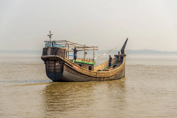 Vue d'un bateau de pêche naviguant sur la rivière Rupsa près de Mongla au Bangladesh — Photo