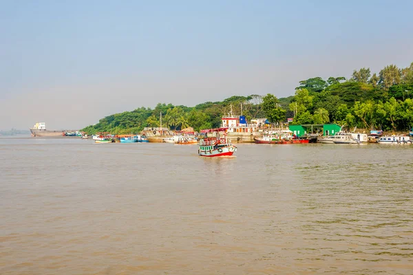 Vue sur les bateaux au port de Mongla au Bangladesh — Photo