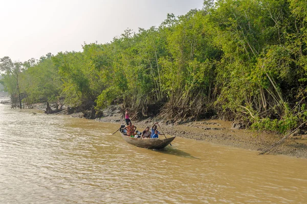 Vue d'un bateau familial naviguant sur la rivière Rupsa - Bangladesh — Photo