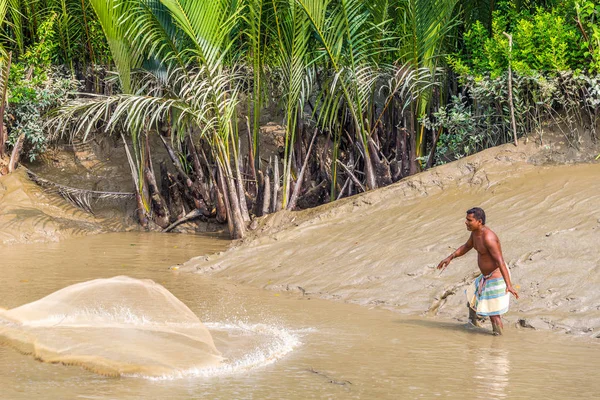 Vue d'un pêcheur jetant un filet sur la rivière Rupsa - Bangladesh — Photo