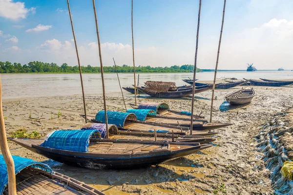 Bateaux de pêche sur les rives de la rivière Sela dans le parc national Sundarbans - Bangladesh — Photo