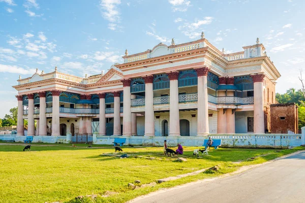 Utsikt över Puthia Rajbari palatset i Puthia i Bangladesh — Stockfoto