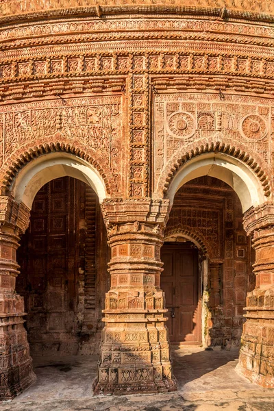 Blick auf den dekorativen Eingang zum Bara Anhik Mandir Tempel in Puthia - bangladesh — Stockfoto