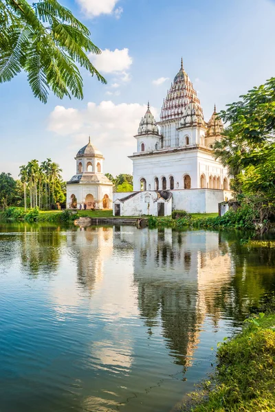 Zicht op de Siva Tempel en Roth Mondir gebouwen in Puthia - Bangladesh — Stockfoto