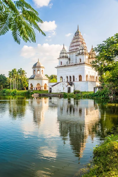 Udsigt til Siva Templet og Roth Mondir bygningerne i Puthia - Bangladesh - Stock-foto