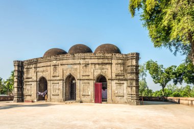 Bangladeş 'teki Kusumba Camii' nin binasına bak