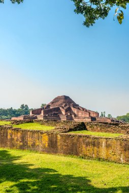 Paharapur-Bangladeş 'teki Somapura Mahavihara antik harabelerine bakın.