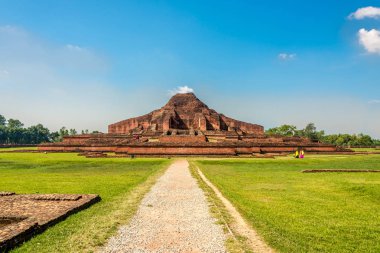 Paharapur 'daki Somapura Mahavihara Manastırı' nın Antik kalıntılarına giden yol - Bangladeş