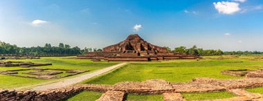 Paharapur 'daki Somapura Mahavihara Manastırı' nın antik harabelerinde panoramik manzara - Bangladeş