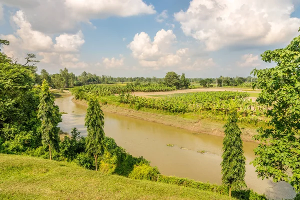 Veduta sulla campagna con il fiume Karatoya vicino alle antiche rovine di Govinda Bhita in Bangladesh — Foto Stock