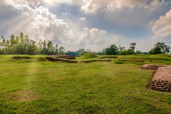 Pohled na archeologické naleziště Mahasthangarh v blízkosti Bogry v Bangladéši — Stock fotografie