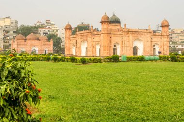 Lalbagh Kalesi 'ndeki Pari Bibi Mezarı ve Qila Camii' ne bakın - Dhaka, Bangladeş
