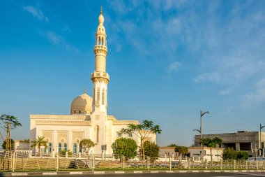 Dubai sokaklarındaki Savaşçı Camii 'ne bakın - BAE