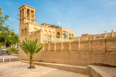 Eski Dubai sokaklarında bina.