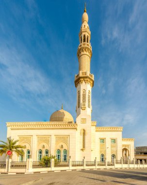 Dubai sokaklarındaki Savaşçı Camii 'ne bakın - BAE