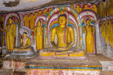 Dambulla, Sri Lanka - 5 Şubat 2020 - Dambulla mağara kompleksinin içinde. Dambulla mağaraları Sri Lanka 'daki en büyük ve en iyi korunmuş mağara tapınağıdır..