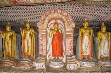 Dambulla, Sri Lanka - 5 Şubat 2020 - Dambulla mağara kompleksinin içinde. Dambulla mağaraları Sri Lanka 'daki en büyük ve en iyi korunmuş mağara tapınağıdır..