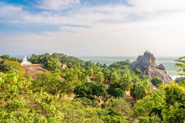 Uitzicht Het Boeddha Standbeeld Aradhana Gala Rots Mihintale Sri Lanka — Stockfoto