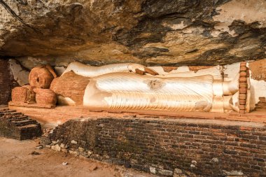 Sigiriya, Sri Lanka yakınlarındaki Pidurangala Vihara 'daki Buda heykeline bakın.
