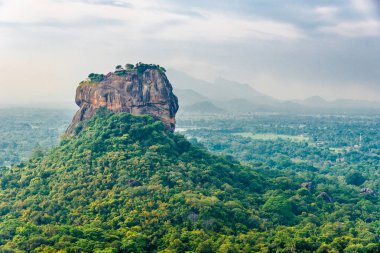 Pidurangala kayasından Sigirya kayasına bakın - Sri Lanka