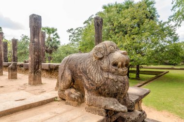 Polonnaruwa, Sri Lanka 'daki kraliyet sarayının kalıntılarına bakın.