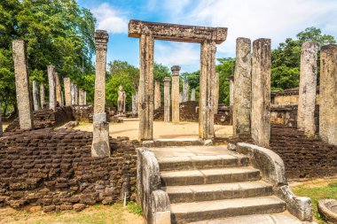 Polonnaruwa, Sri Lanka 'daki Jayanthipura kompleksindeki Atadage harabelerine bak