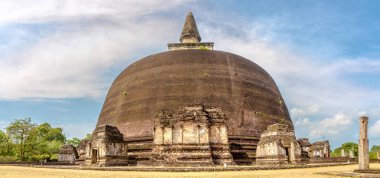 Polonnaruwa, Sri Lanka 'daki Rankoth Vehera stupasında panoramik manzara