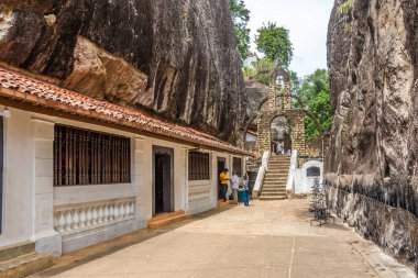 ALUVIHARE, SRI LANKA - 7 Şubat 2020 - Aluvihare Kaya Tapınağı ve Mağaraları. Aluvihare Kaya Tapınağı 'nın tarihi milattan önce 3. yüzyıla dayanır.. 