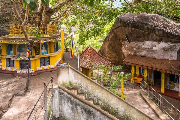 Aluvihare Sri Lanka 2020年2月7日 观光台Aluvihare Rock Temple Caves 阿卢维哈雷石寺的历史可以追溯到公元前3世纪 — 图库照片