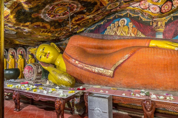 Vista Estatua Reclinada Del Señor Buda Templo Roca Del Aluvihare —  Fotos de Stock