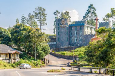 TALAWAKELLE, SRI LANKA - 9 Şubat 2020 Devon Falls ve St. Clair Falls arasındaki yolda. St. Clair Şelalesi, Sri Lanka 'daki en geniş şelalelerden biridir..