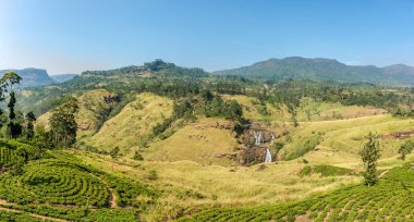 Talawakele kasabası yakınlarındaki St. Clairs Şelalesinde panoramik manzara - Sri Lanka