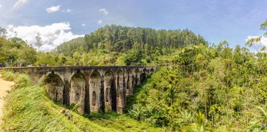 DEMODARA, SRI LANKA - 11 Şubat 2020 - Sri Lanka 'daki Nine Arch Köprüsü' nde panoramik manzara - viyaduct köprüsü. Köprü Demodara 'da, Ella ve Demodara tren istasyonları arasında yer almaktadır..