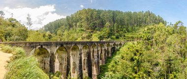 Ella yakınlarındaki Demodara 'daki Nine Arch Köprüsü' nde panoramik manzara.