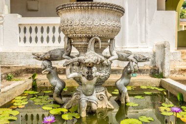 Dikwella, Sri Lanka 'daki Wewurukannala Vihara Tapınağı yakınlarındaki çeşmeye bakın.