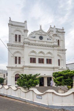 Galle, Sri Lanka - 14 Şubat 2020 - Galle 'deki cami binası ile cadde manzarası. Galle, Güney Bölgesi 'nin yönetim merkezi olan Sri Lanka' dır..