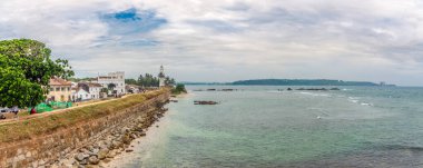 Galle, Sri Lanka - 14 Şubat 2020 - Fort Wall ve Galle sahillerinde panoramik manzara. Galle, Güney Bölgesi 'nin yönetim merkezi olan Sri Lanka' dır..