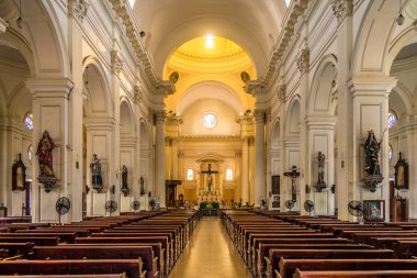 COLOMBO, SRI LANKA - Şubat 18.2020 - Colombo 'daki St. Lucia Katedrali' nin içini görün. Colombo, Sri Lanka 'nın ticari başkenti ve en büyük şehridir..