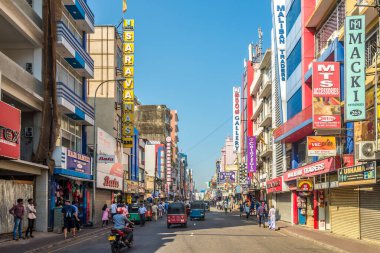 COLOMBO, SRI LANKA - 18 Şubat 2020 Kolombo sokaklarında. Colombo, Sri Lanka 'nın ticari başkenti ve en büyük şehridir..