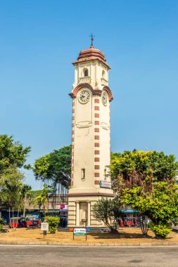 COLOMBO, SRI LANKA - 18 Şubat 2020 Kolombo caddelerindeki Khan Saat Kulesi 'ne bakın. Colombo, Sri Lanka 'nın ticari başkenti ve en büyük şehridir..