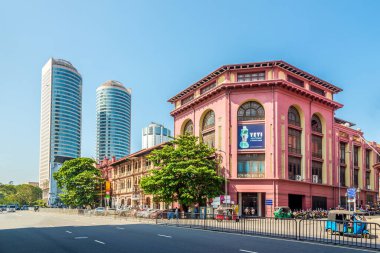 COLOMBO, SRI LANKA - 18 Şubat 2020 - Colombo sokaklarındaki eski binalar ve WTC Kuleleri. Colombo, Sri Lanka 'nın ticari başkenti ve en büyük şehridir..