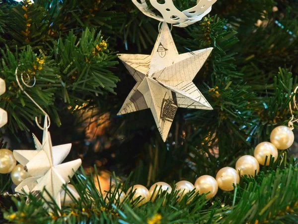 Árbol de Navidad decorado con brillo, luces y bolas de vidrio para las celebraciones de Navidad y Año Nuevo Decoración de Navidad —  Fotos de Stock